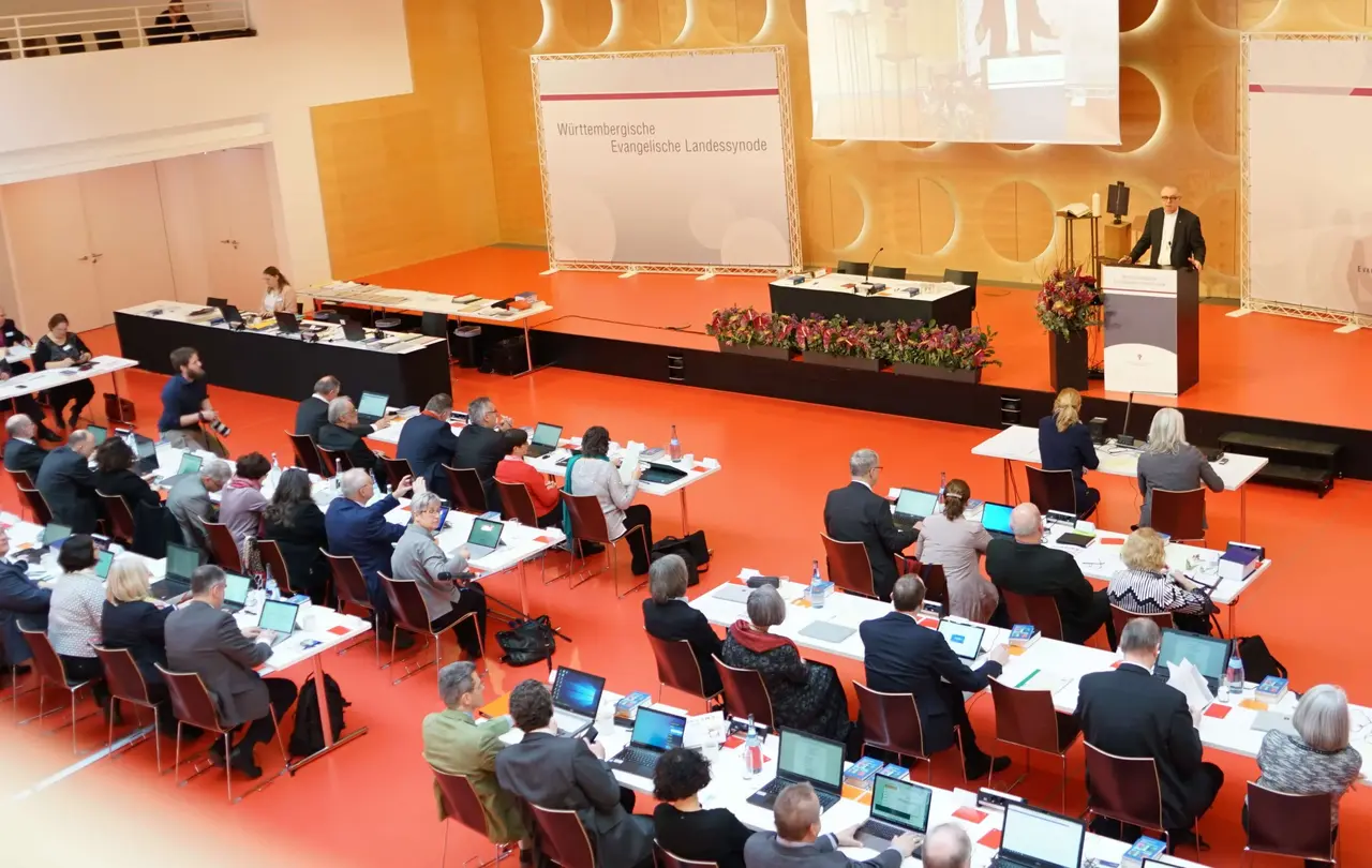 Noch dicht an dicht saßen die Synodalen bei der konstituierenden Sitzung der 16. Württembergischen Evangelischen Landessynode im Februar.