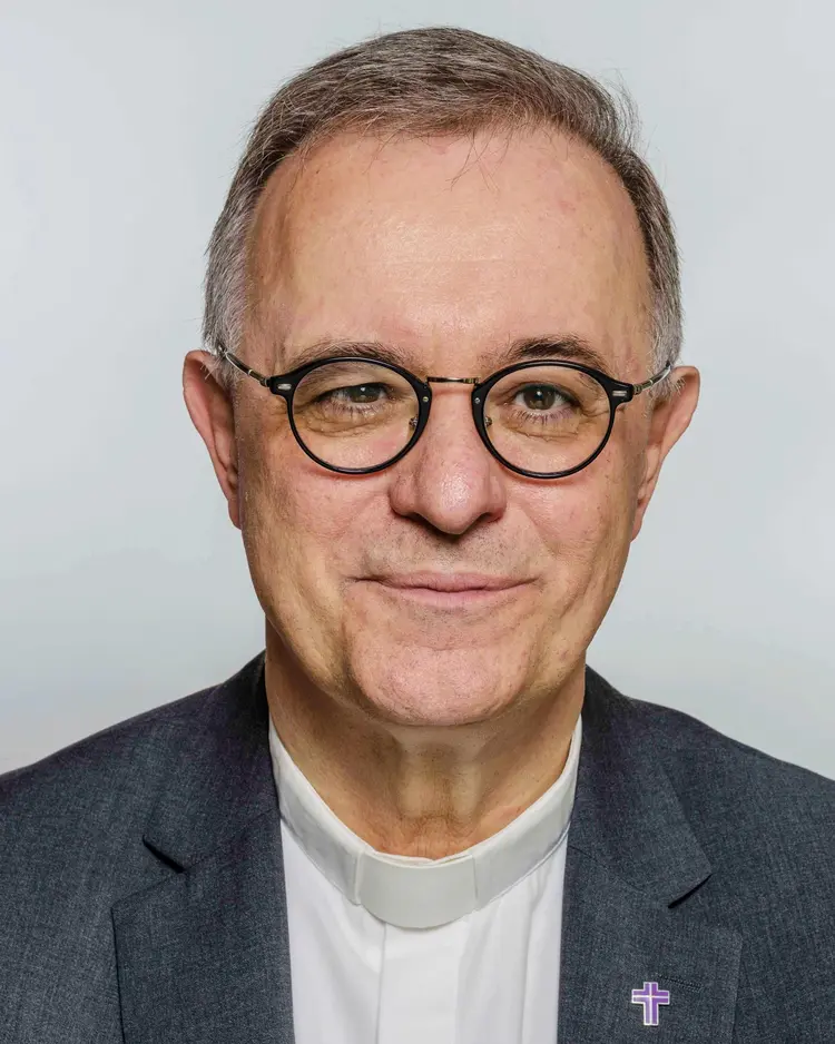 Landesbischof Dr. h. c. Frank Otfried July hebt die Bedeutung der Kirchenverfassung hevor.