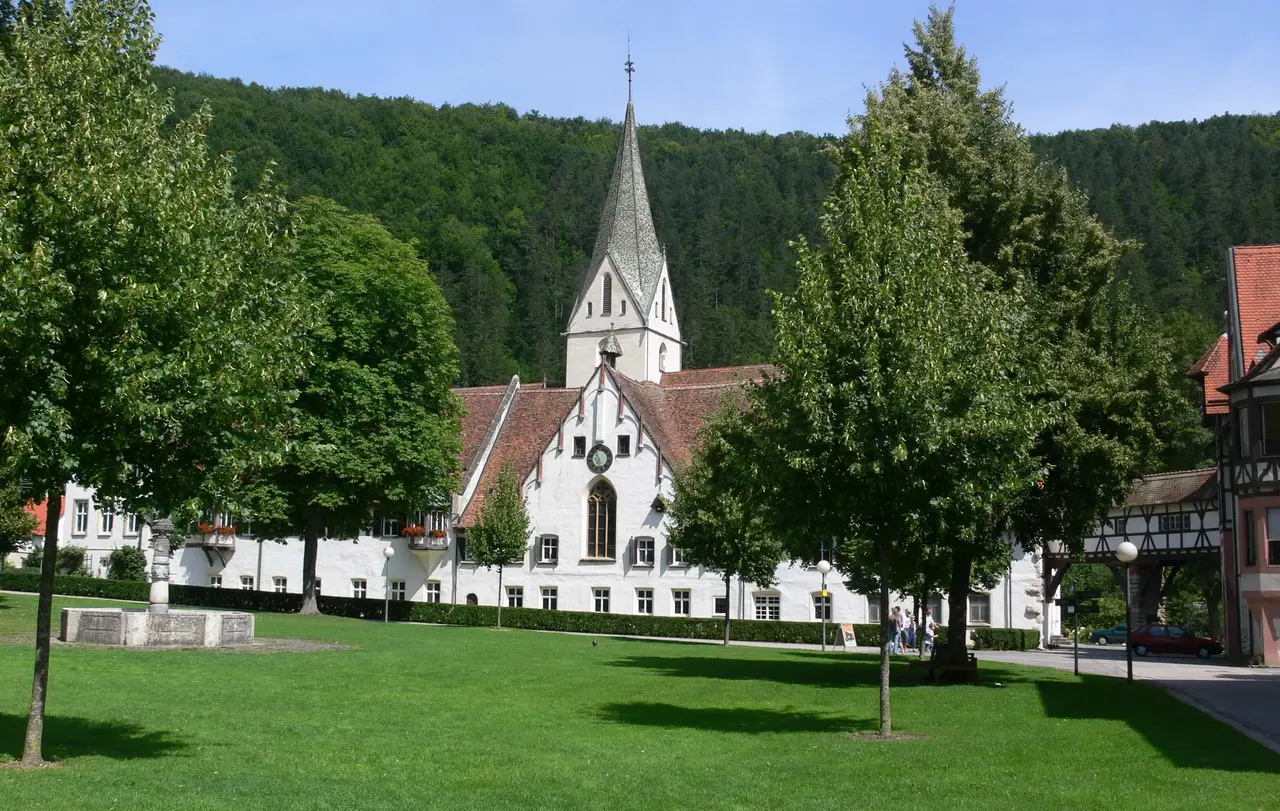 Kloster Blaubeuren, am Fuß der Schwäbischen Alb gelegen - die berühmte Blautopf-Höhle öffnet sich nur wenige Schritte hinter der Kirche.