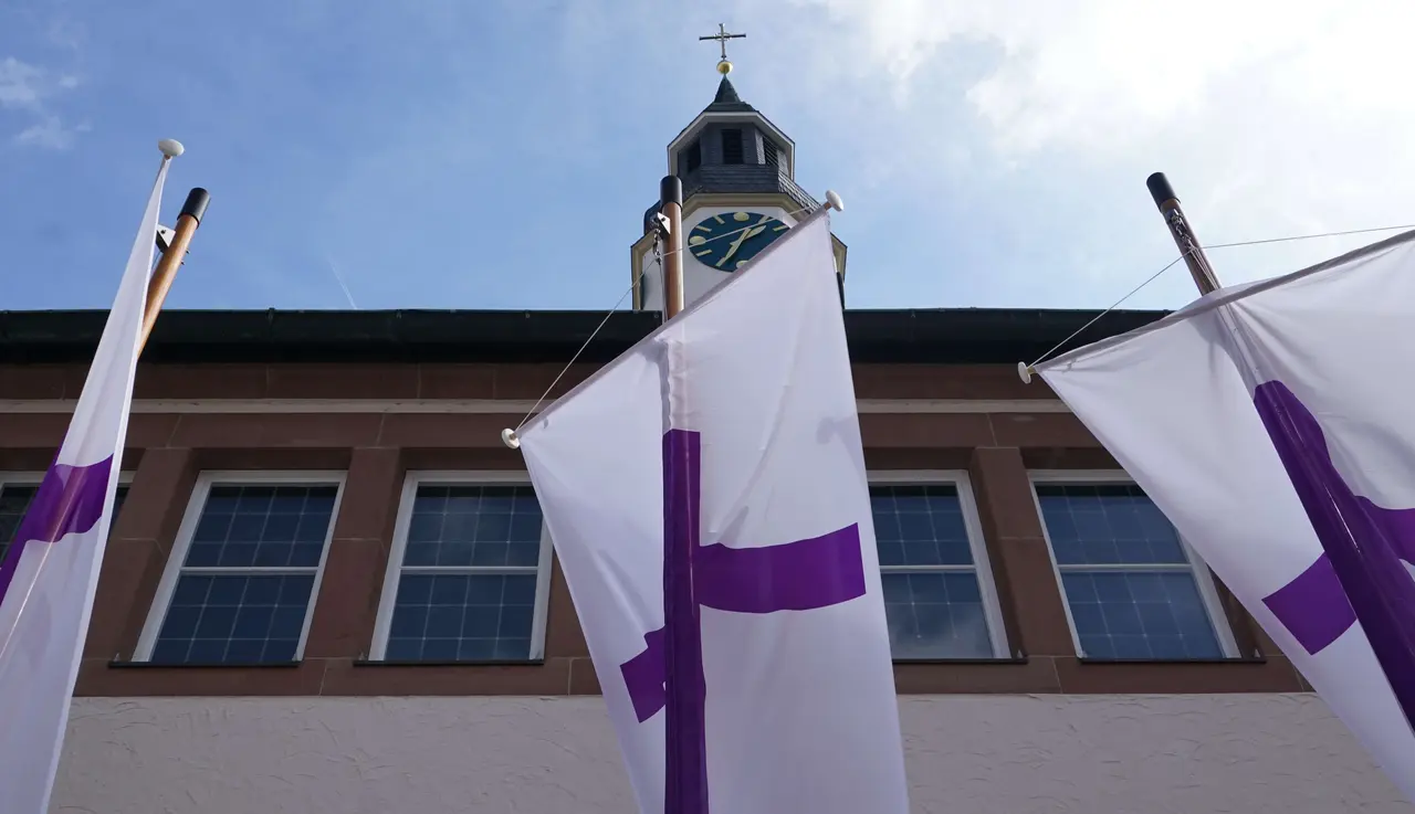 Während vor dem Hospitalhof die Sonne auf die landeskirchlichen Fahnen schien, wurden im Saal und digital Anfragen beantwortet sowie Themen wie der Klimaschutz diskutiert.