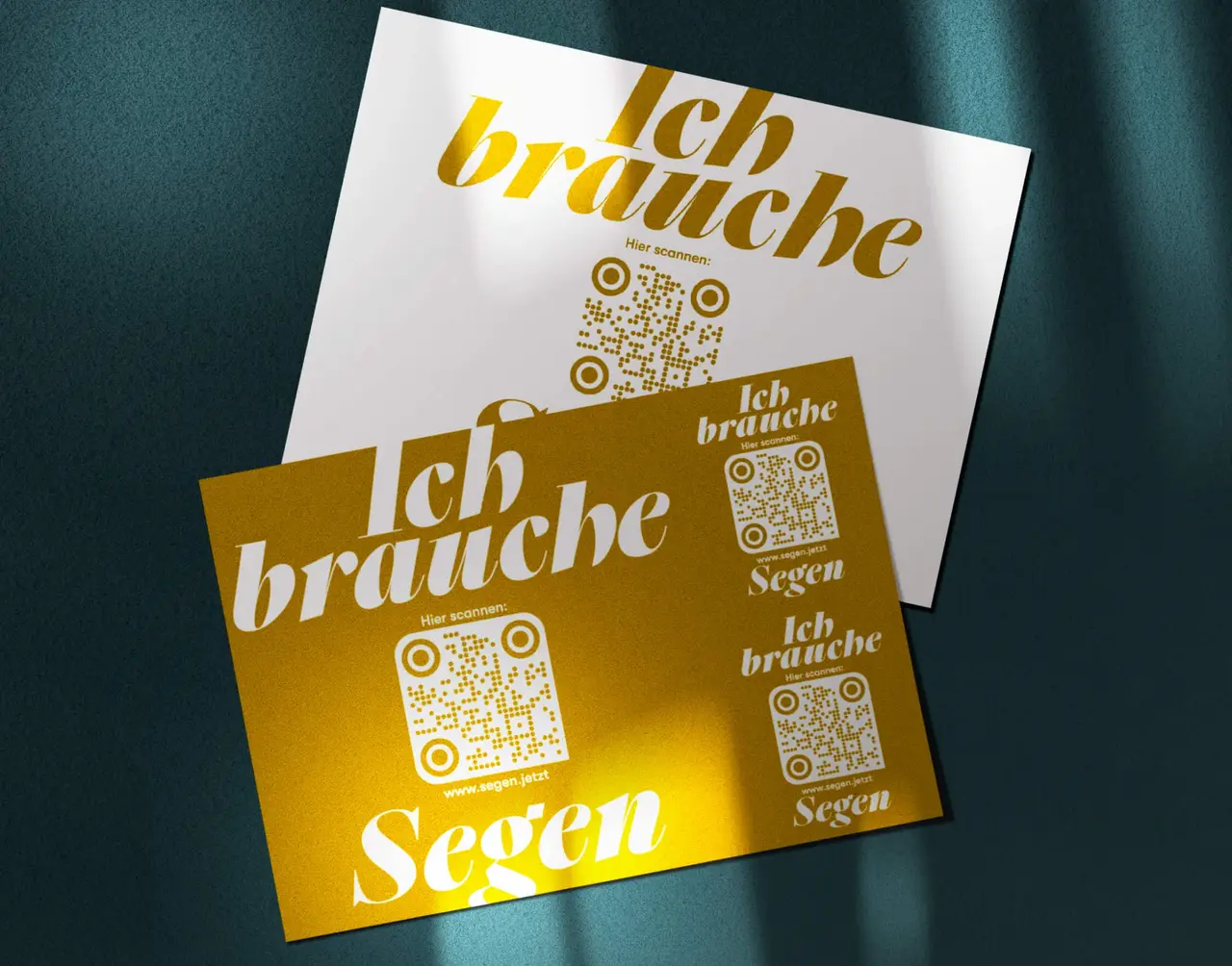 Mit der Aktion wird der Segen im Alltag integrierbar: an öffentlichen Plätzen, beim Bäcker, im Schaukasten der Gemeinde.