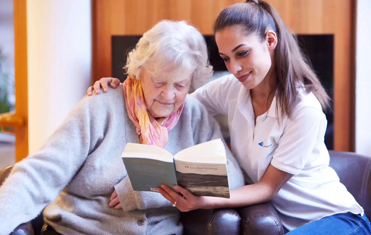 Amina ist eine der angehenden Pflegekräfte aus dem Kosovo, die in Einrichtungen der Diakonie Württemberg einen Teil ihrer Ausbildung absolvierten.