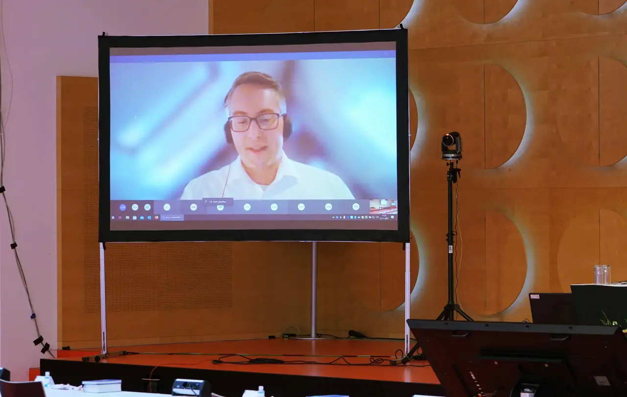 Auch Christoph Müller, Vorsitzender des Rechtsausschusses, nahm digital an der Herbstsynode Teil.