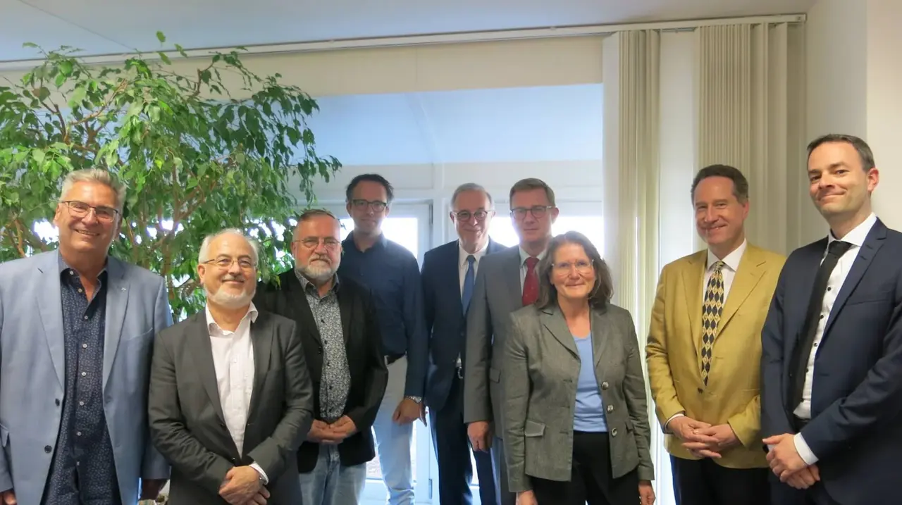 V.l.n.r.: Michael Wolfgang Schneider, Dr. Friedrich Klein, Prof. Dr. J. Thomas Hörnig, David Schenk, Landesbischof Dr. h.c. Frank-Otfried July, Dr. Rüdiger Albrecht, Petra Frey, Prof. Dr. Jan Bergmann, Dr. Michael Snowadsky. Es fehlen Matthias Vossler und Monika Renninger.