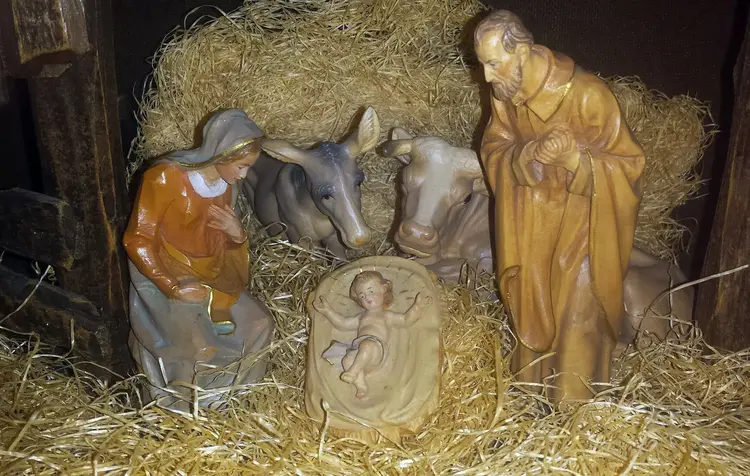 Typische Weihnachtskrippe mit einer Stallszene.