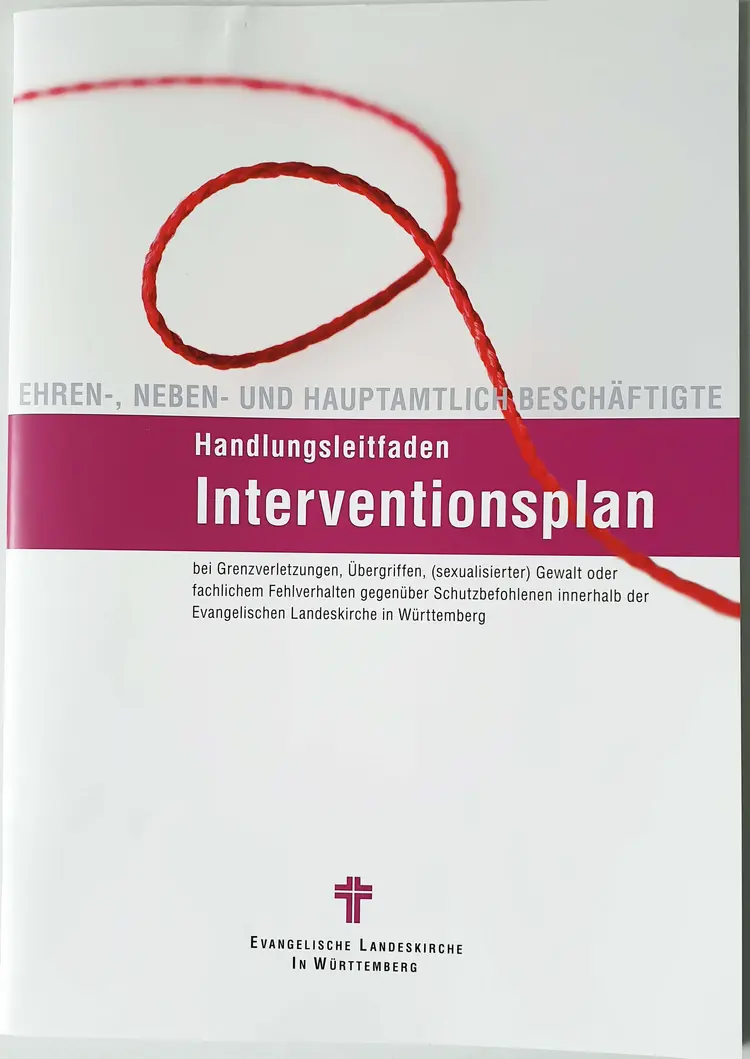 Der von der Evangelischen Landeskirche in Württemberg vorgelegte Interventionsplan fasst auf 60 Seiten zusammen, was bei Übergriffen und sexualisierter Gewalt in Einrichtungen und Institutionen der Landeskirche und ihrer Diakonie zu tun ist.