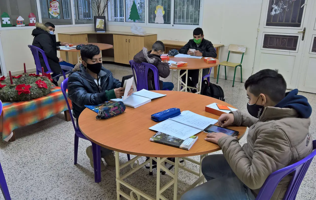 Im Winter 2020/2021 konnte die Johann-Ludwig-Schneller-Schule aus Spendenmitteln kleine Tablet-Computer anschaffen, um den Unterricht unter Pandemie-Bedingungen zu verbessern.