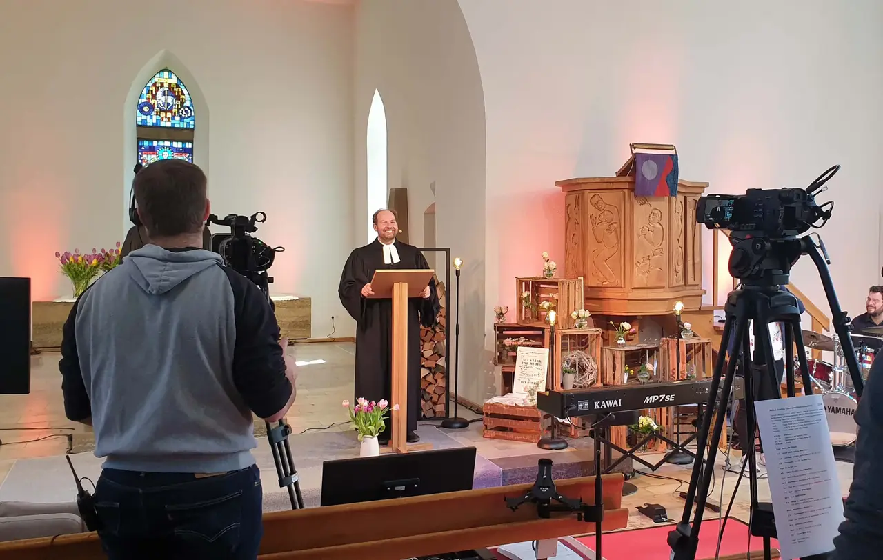 Heute streamen alle Kirchengemeinden im Bezirk selbst (hier: Pfarrer Markus Hammer bei einer Aufnahme im März 2020).