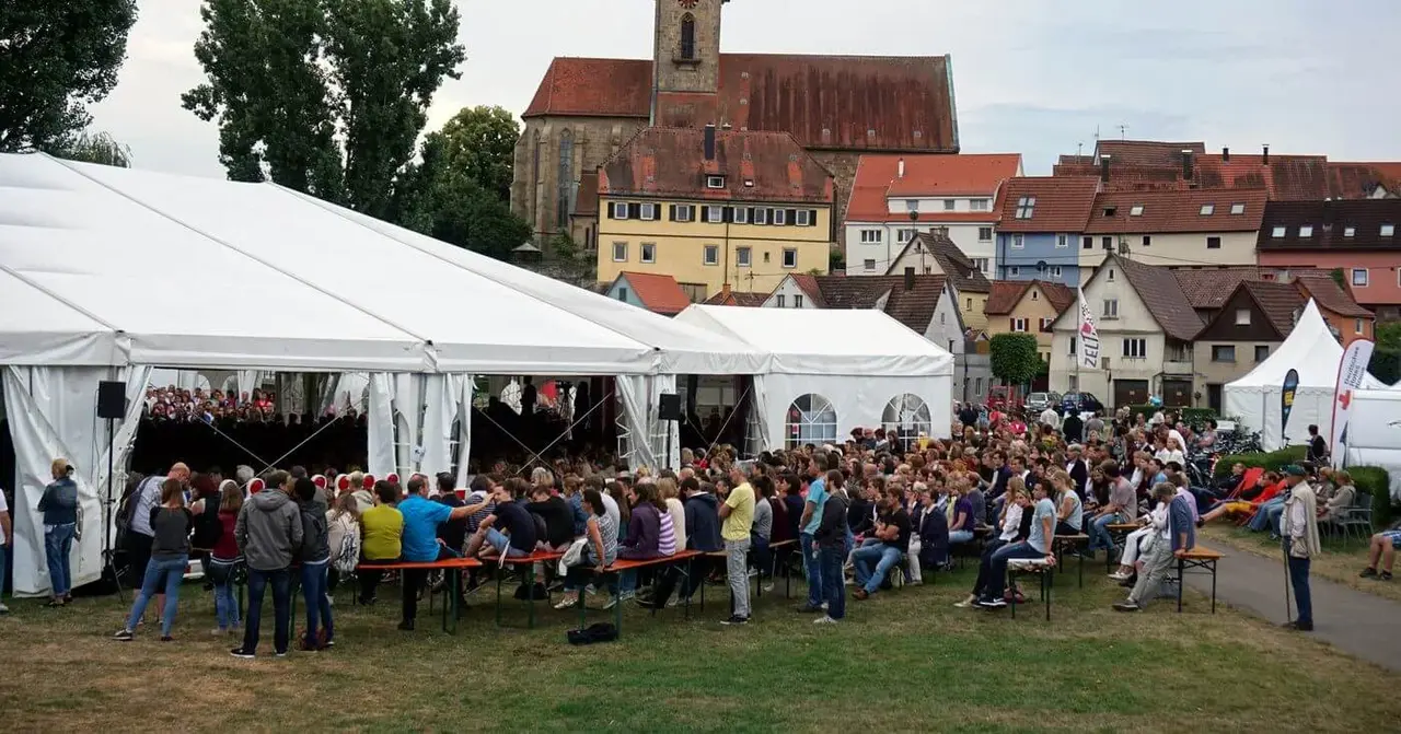 Über tausend Besucher tummeln sich auf dem Kiesplatz in Lauffen.