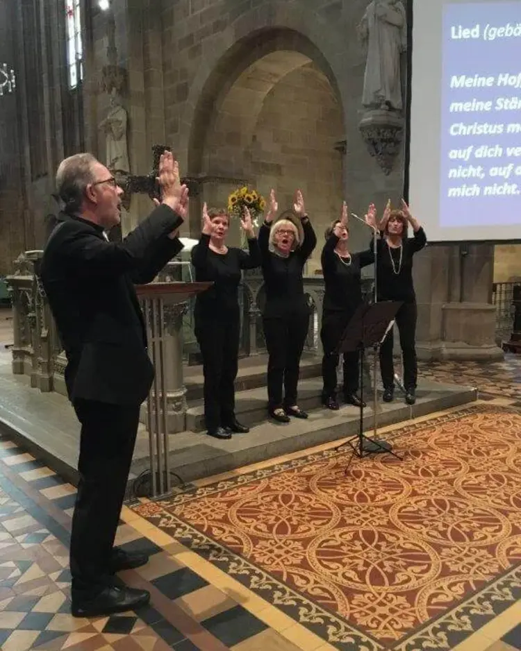 Singen ohne Ton: Gehörlose gebärden ein Kirchenlied.