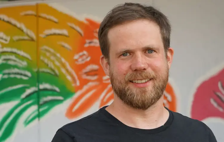 Matthias Weida ist evangelischer Jugendpfarrer in Stuttgart und einer der Zuständigen für das E-Mail-Seelsorgeangebot von Jugendlichen für Jugendliche „nethelp4u“. „Jeder Mensch ist mit den Krisen und den Problemen, in denen er steckt, angenommen“, erklärt er. „Gerade darin ist jeder Mensch wertvoll.“