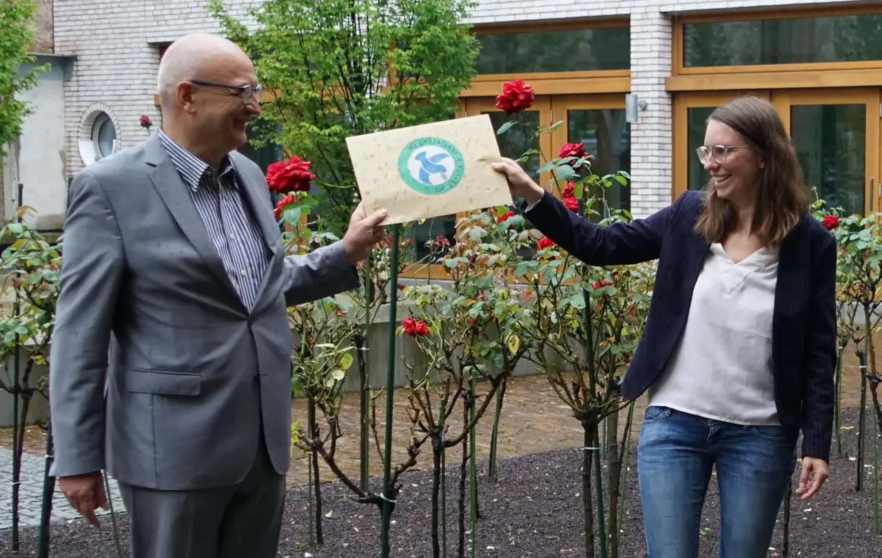 Georg Eberhardt, Persönlicher Referent des Landesbischofs, nahm die zwölf Forderungen der Christians for Future von Johanna Baumgarten entgegen.