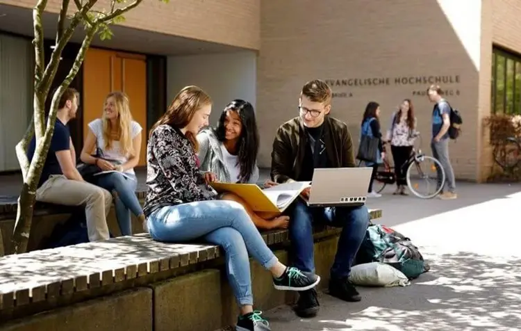 Die Weiterbildung an der Evangelischen Hochschule Ludwigsburg und der Fundraising Akademie Frankfurt ist auf Haupt- und Ehrenamtliche zugeschnitten.