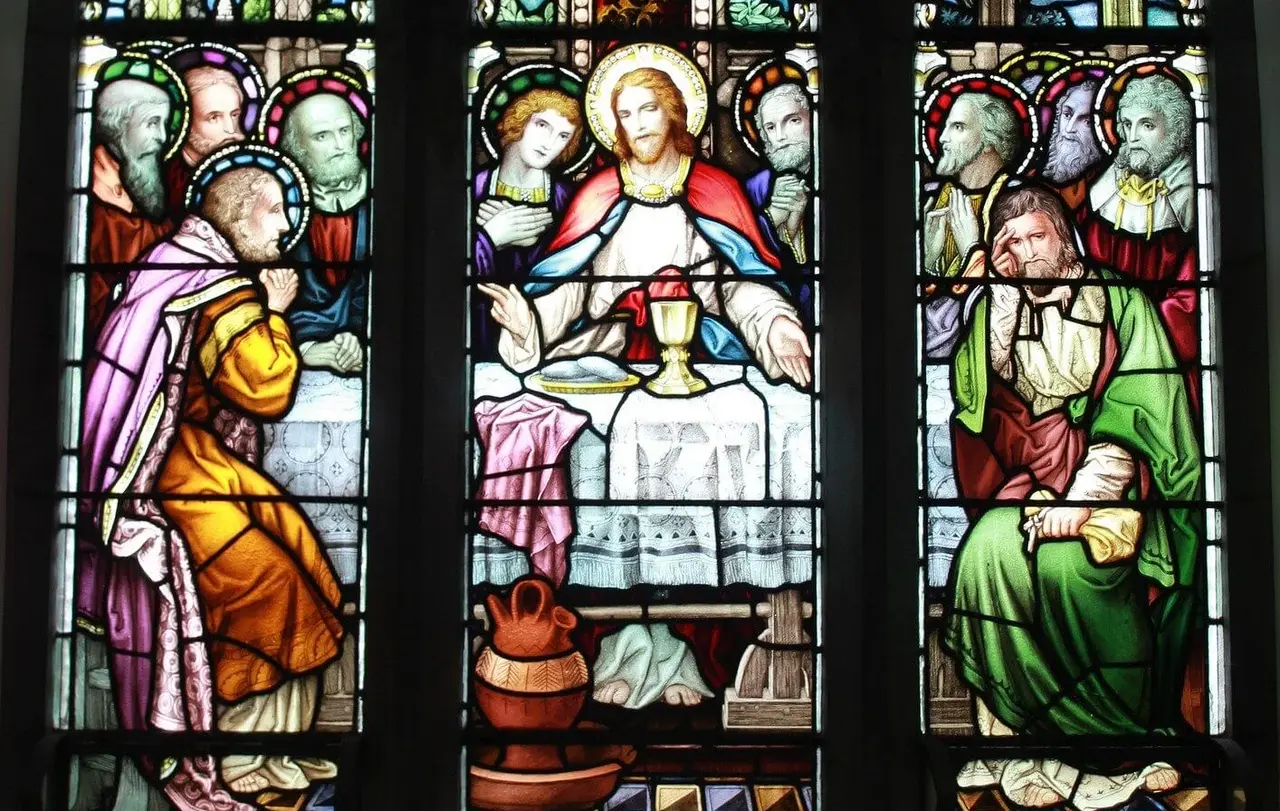 Das letzte Abendmahl in der Darstellung eines Glasmalers: Gottesdienste zur Passions- und Osterzeit werden in diesem Jahr nur online gefeiert werden können.
