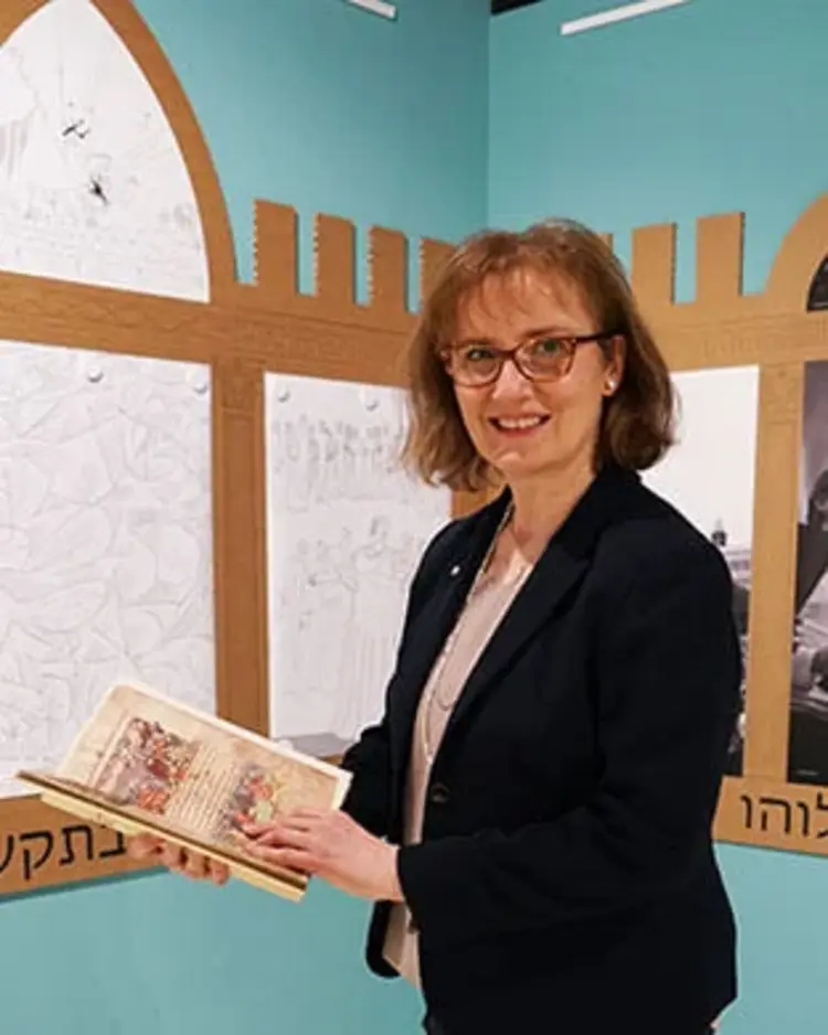 Franziska Stocker-Schwarz mit dem Stuttgarter Psalter