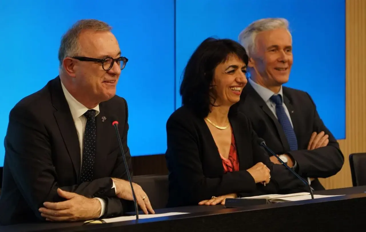 Landesbischof Frank Otfried July (Württemberg), Landtagspräsidentin Muhterem Aras und Landesbischof Jochen Cornelius-Bundschuh (Baden) in der Landespressekonferenz (vlnr)