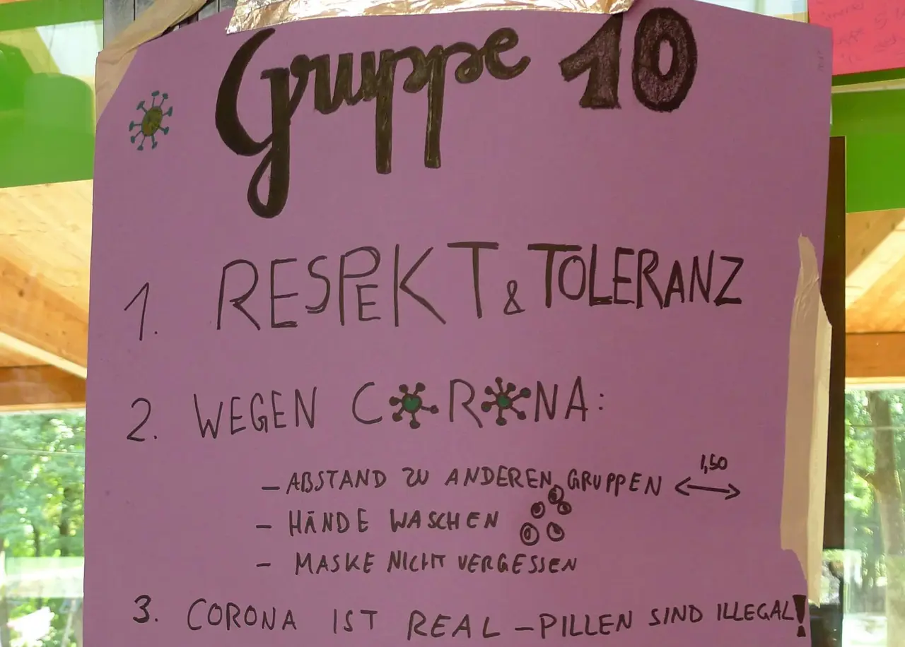Ohne Regeln geht es nicht, in Zeiten von Corona. Die Kids nehmen es durchaus ernst - allerdings nicht ohne Humor, wie dieses Plakat zeigt.