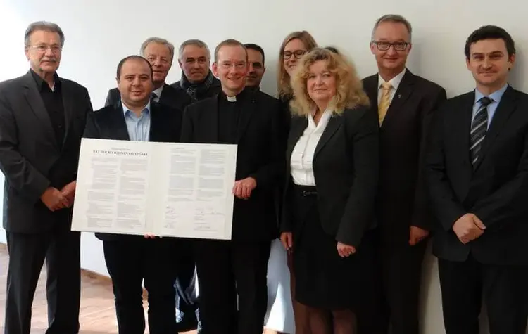Satzung unterzeichnet: Die Mitglieder des neuen Rates der Religionen.