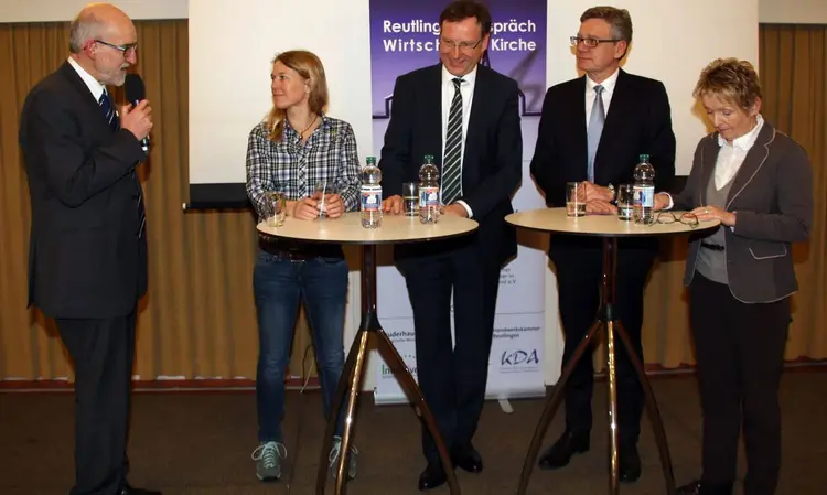 Podiumsdiskussion mit Prälat Dr. Christian Rose, Antje von Dewitz, Claus Kimmerle, Finanzbürgermeister Alexander Kreher und Moderatorin Ingrid Peters (AEU) (von links)
