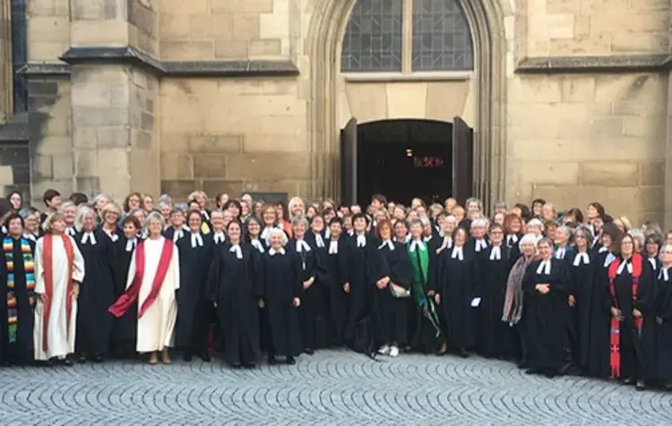 Ein Grund zum Feiern: 50 Jahre Frauenordination. Hier nach dem Festgottesdienst in der Stuttgarter Stiftskirche