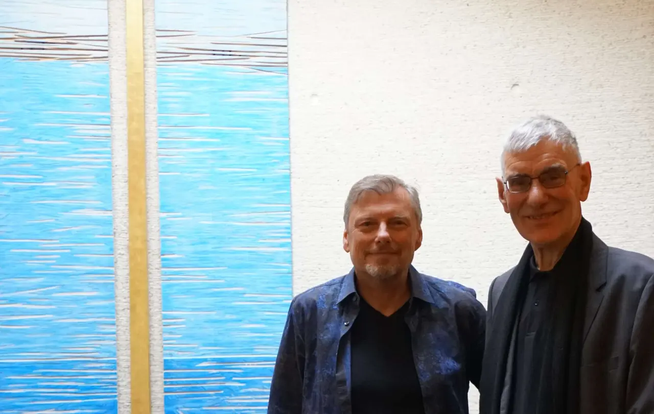 „Es ist notwendig, den Lebensbogen in Liedern zu erfassen“, sagt der Theologe und Liederdichter Hans-Joachim Eckstein (rechts). Neben ihm steht Liederdichter Albert Frey.