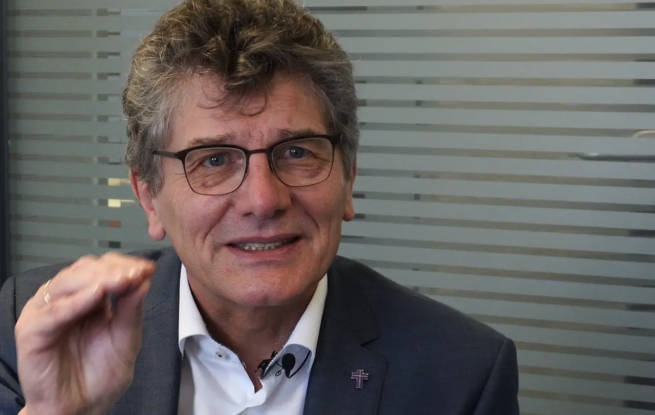 Landesbischof Gohl im Gespräch über Politik und Kirche.