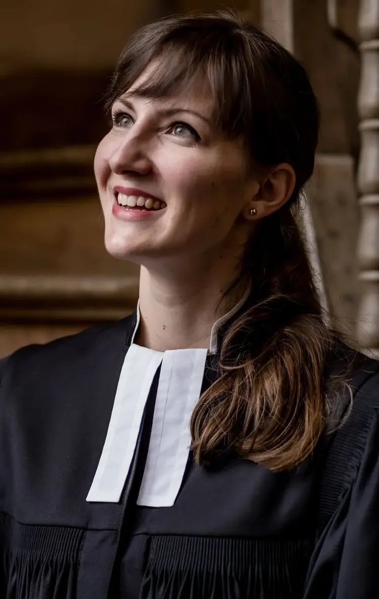 Pfarrerin Sara Stäbler alias @sara3klang.