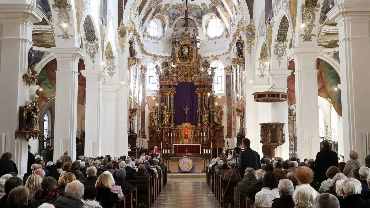 Schon die Wahl der Kirche war symbolträchtig: Die Stadtpfarrkirche St. Martin wird seit 1548 von katholischen und evangelischen Gläubigen gleichberechtigt genutzt.