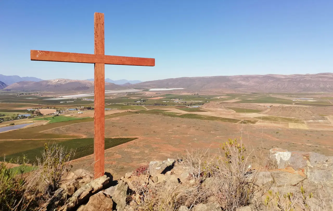 Die EJW-Helfer bauten an einem sechs Meter hohen Holzkreuz mit.