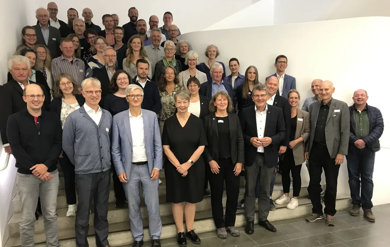 Tagung 20 Jahre kirchliches Umweltmanagement KirUm, erste Reihe vlnr: Dr. Oliver Foltin, Carel Mohn, Prof. Dr. Markus Vogt, Landesbischöfin Kristina Kühnbaum-Schmidt (Nordkirche), Siglinde Hinderer, Landesbischof Ernst-Wilhelm Gohl (Württemberg) Die Teilnehmerinnen und Teilnehmer. In der ersten Reihe vlnr: Dr. Oliver Foltin, Carel Mohn, Prof. Dr. Markus Vogt, Landesbischöfin Kristina Kühnbaum-Schmidt (Nordkirche), Siglinde Hinderer, Landesbischof Ernst-Wilhelm Gohl (Württemberg)