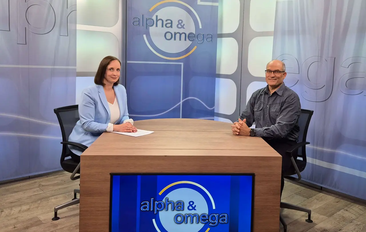 Moderatorin Heidrun Lieb (links im Bild) in der Talksendung "Alpha &amp; Omega" mit ihrem Gast Heiko Bauder (rechts im Bild).