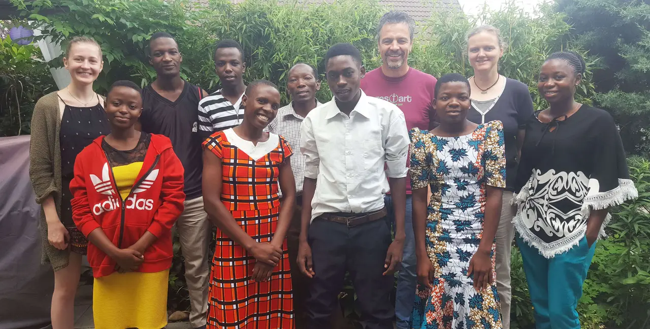 (Von links nach rechts:) Malin, Neema, Abel, Timoth, Elizabeth, Gruppenleiter Joseph Kyense, Yosia, Matthias Gebhardt, Agnes, Elisabeth Schenk und Irene