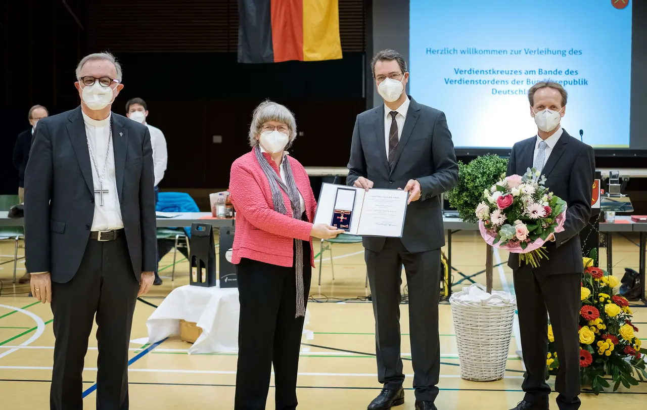 Landrat Dr. Sigel (zweiter von rechts) verlieh im Beisein von Landesbischof Dr. h.c. Frank Otfried July (links) und Bürgermeister Gerhard Häuser das Bundesverdienstkreuz an Inge Schneider.