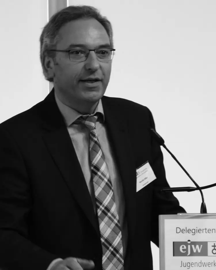 Harald Alber, ehemaliger Vorsitzender des Evangelischen Jugendwerks in Württemberg, ist im Alter von 57 Jahren gestorben.