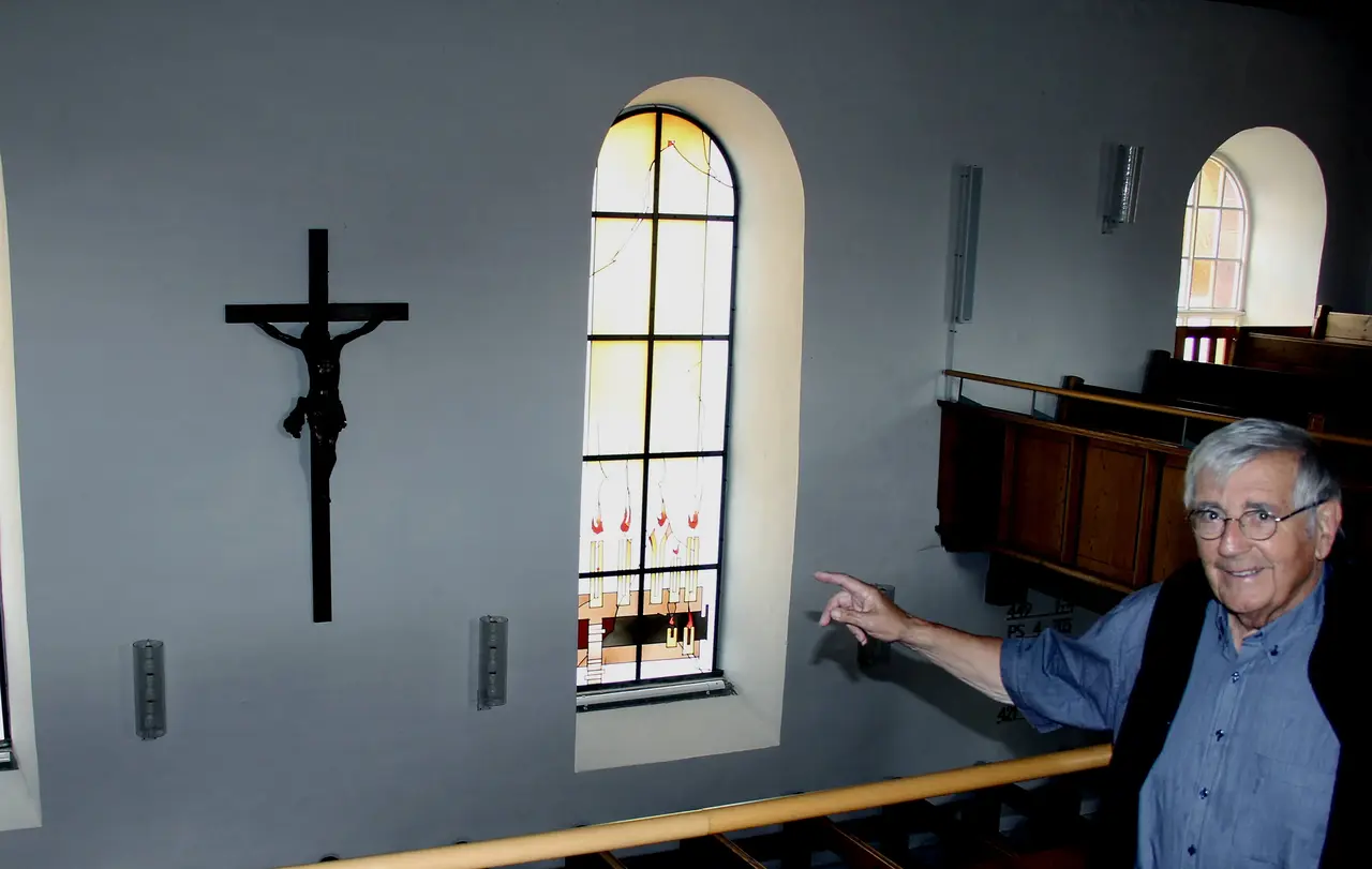 Der frühere Monakamer Pfarrer Karl Sutor erklärt die Bedeutung der Fenster für die Kirche in dem Bad Liebenzeller Teilort.