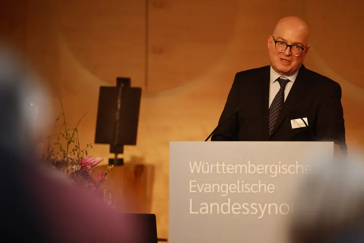 Dr. Jörg Schneider, Leiter des Dezernats Theologie, Gemeinde und weltweite Kirche Dr. Jörg Schneider, Leiter des Dezernats Theologie, Gemeinde und weltweite Kirche