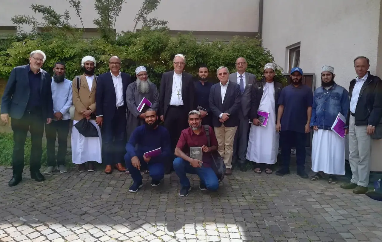 Im vergangenen Sommer hat Landesbischof Dr. h. c. Frank Otfried July angehende Theologen aus dem Sultanat Oman im Oberkirchenrat empfangen (Archivfoto).