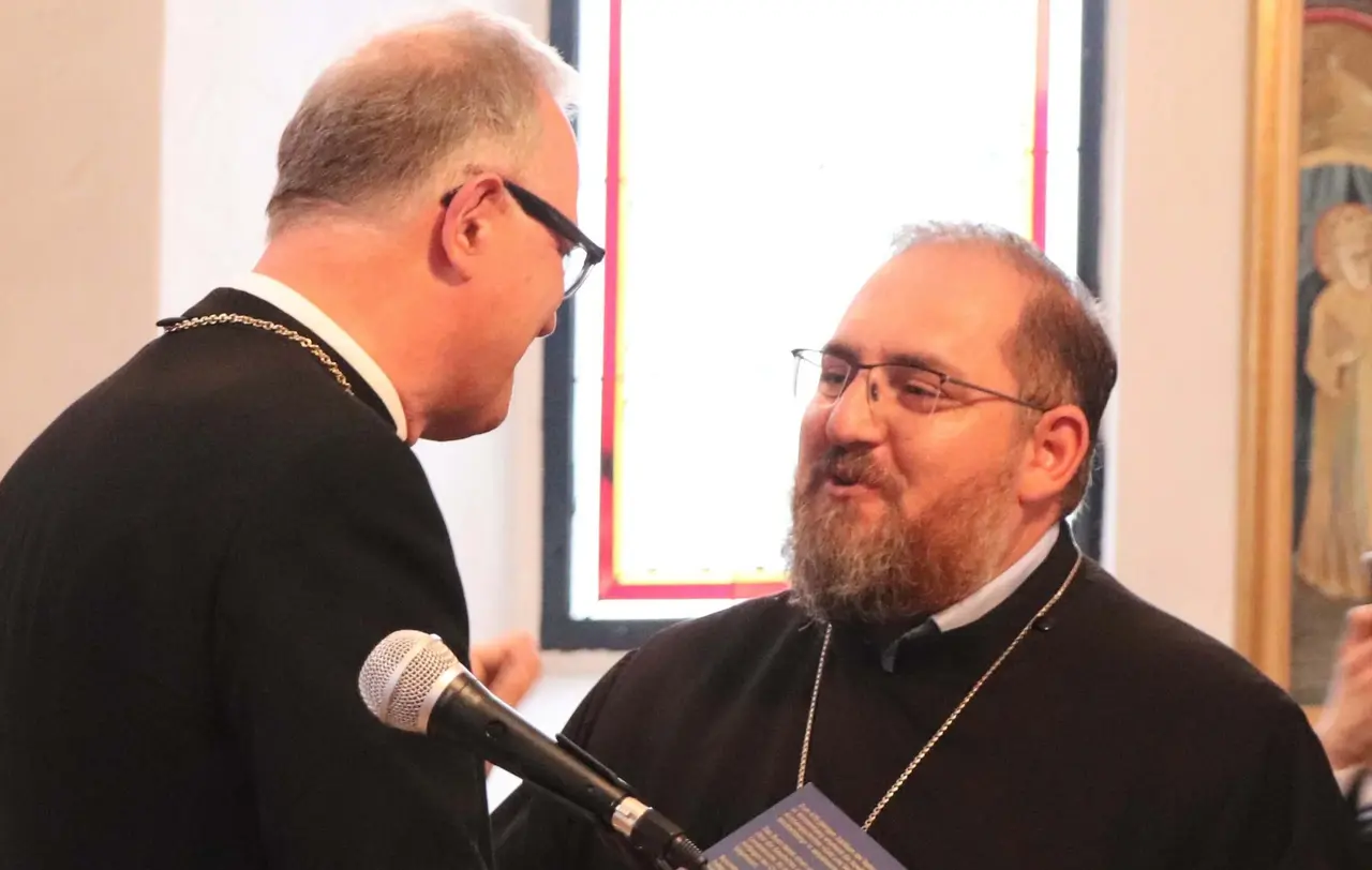 Der evangelische Landesbischof Dr. h.c. Frank Otfried July (l.) beglückwünschte den armenischen Gemeindepfarrer Dr. Diradur Sardaryan zum nun offiziell vollzogenen Eigentümerwechsel.