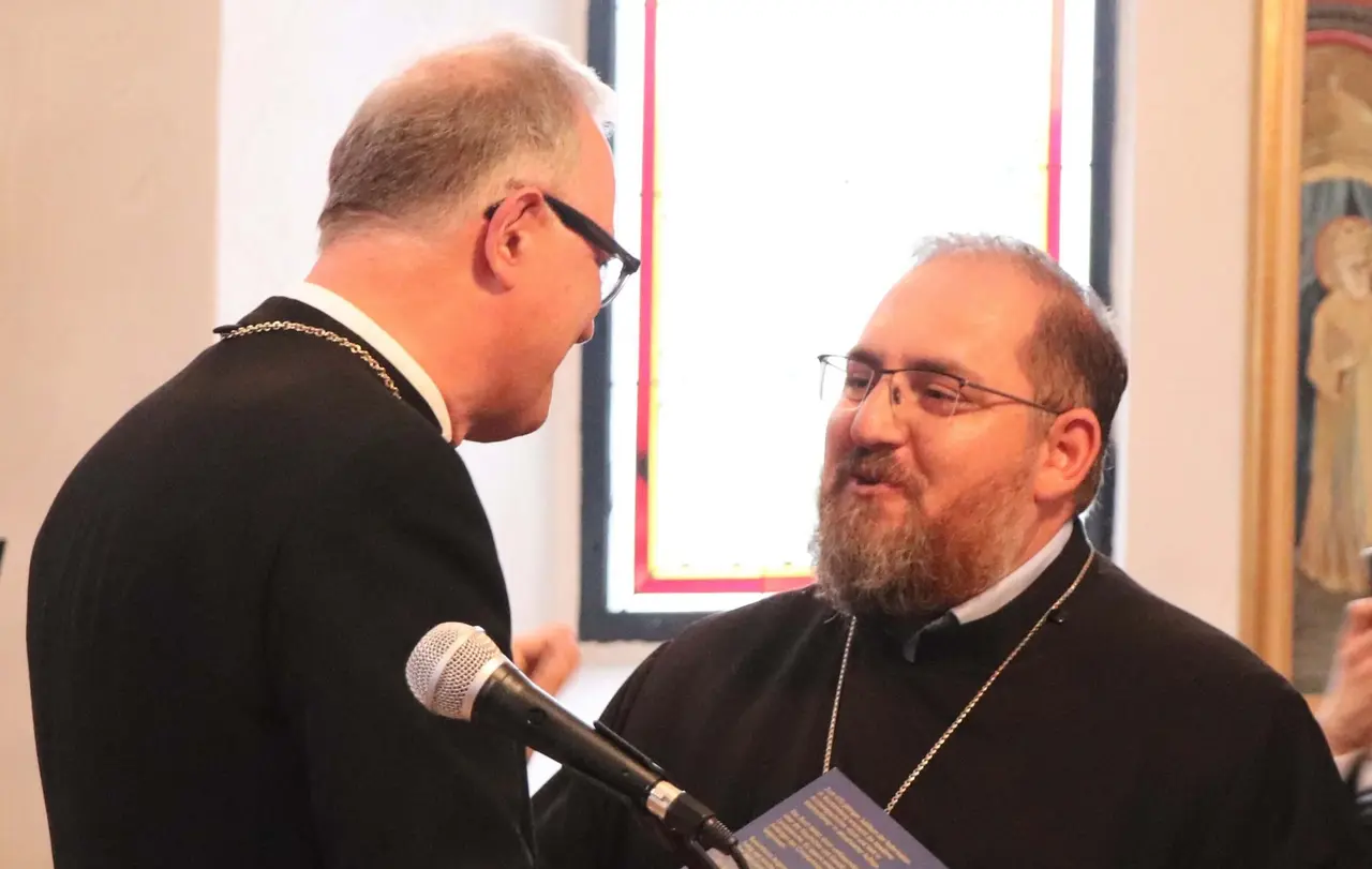 Im Juni übernahm die Armenische Gemeinde Baden-Württemberg die Kirche in Göppingen-Bartenbach ganz offiziell von der evangelischen Kirche. Landesbischof Dr. h.c. Frank Otfried July (l.) beglückwünschte den armenischen Gemeindepfarrer Dr. Diradur Sardaryan während des ökumenischen Gottesdienstes zur Schlüsselübergabe (Archivfoto).