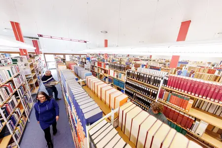 EHZ Möhringen_Copyright_Fuchs Über 550 Ortsfamilienbücher und Kirchenführer aus Baden und Württemberg sind in Stuttgart-Möhringen jetzt zentral zugänglich.