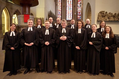 Ordinationsfeier in der Stiftskirche Stuttgart in Februar 2025. Mitte: Landesbischof Ernst-Wilhelm Gohl
