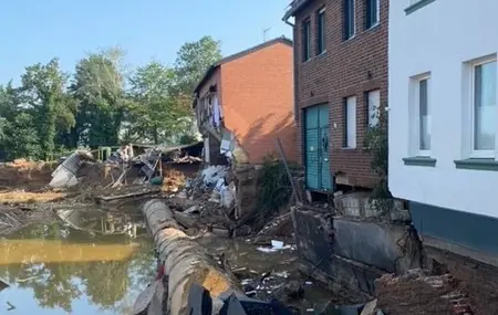 Das Hochwasser hat über 160 Menschen das Leben gekostet und furchtbare Schäden an Gebäuden und Infrastruktur verursacht.