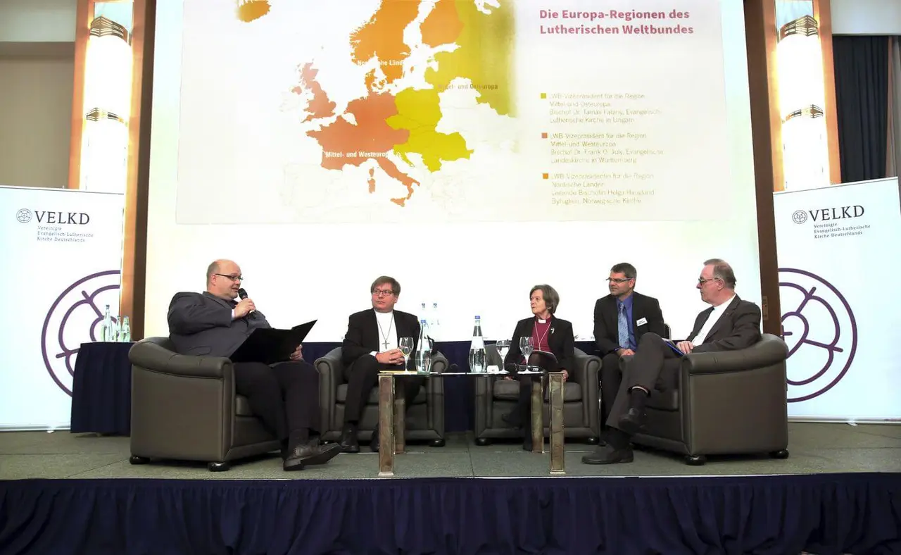 Podiumsdiskussion zum Schwerpunktthema "Europa in Solidaritaet - evangelisch-lutherische Impulse" mit den Vizepraesidenten des LWB aus den europaeischen Regionen: Bischof Tamas Fabiny aus Ungarn (2.v.l.), die norwegische Bischoefin Helga Haugland Byfuglien (M.) und Landesbischof Frank Otfried July (re.). Links Moderator Reinhard Mawick, 2.v.r. Oberkirchenrat Oliver Schuegraf von der VELKD.