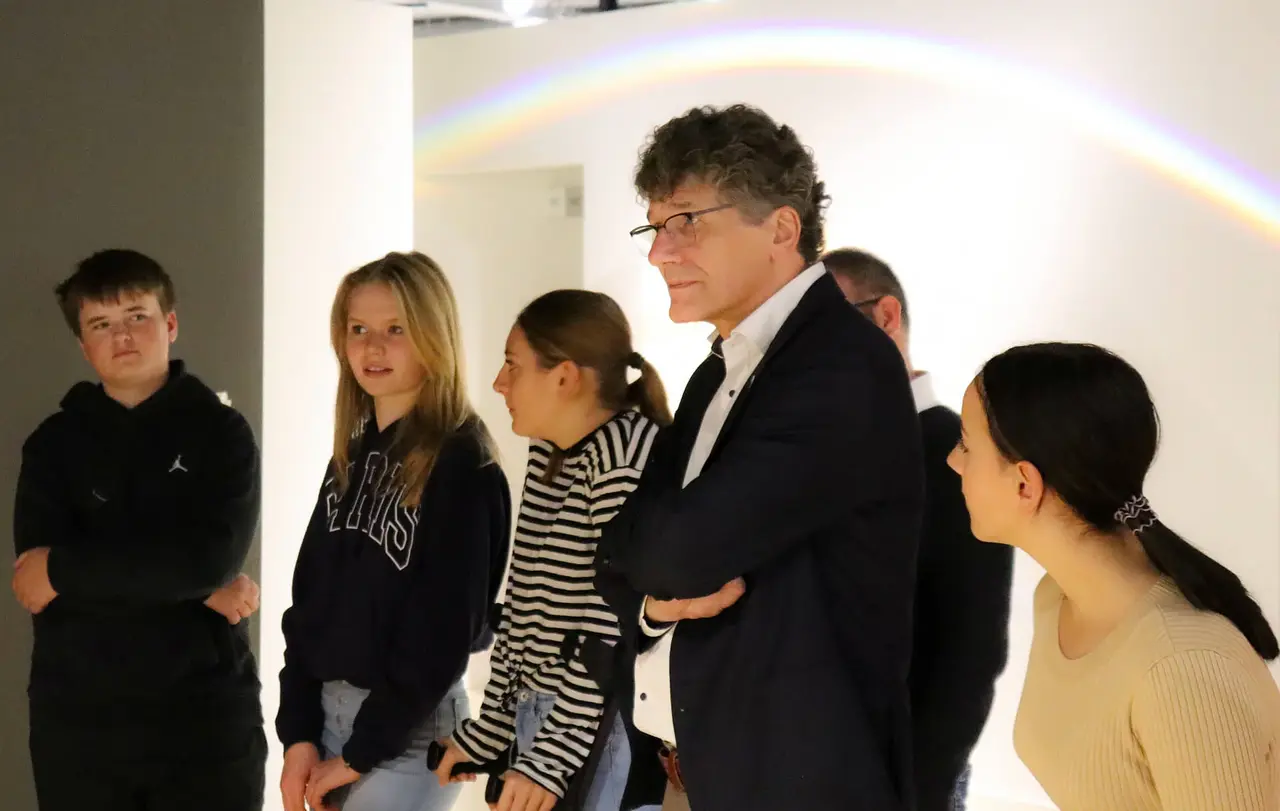 Die Konfis und Landesbischof Gohl hören bei einer Führung durch das Museum zu.