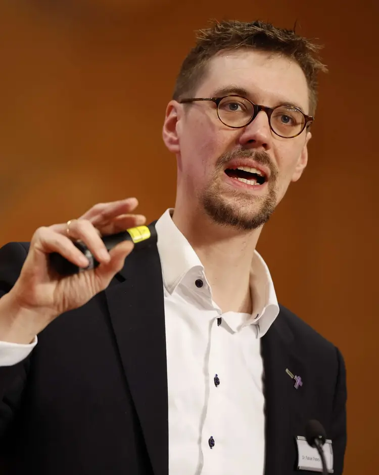 Dr. Fabian Peters