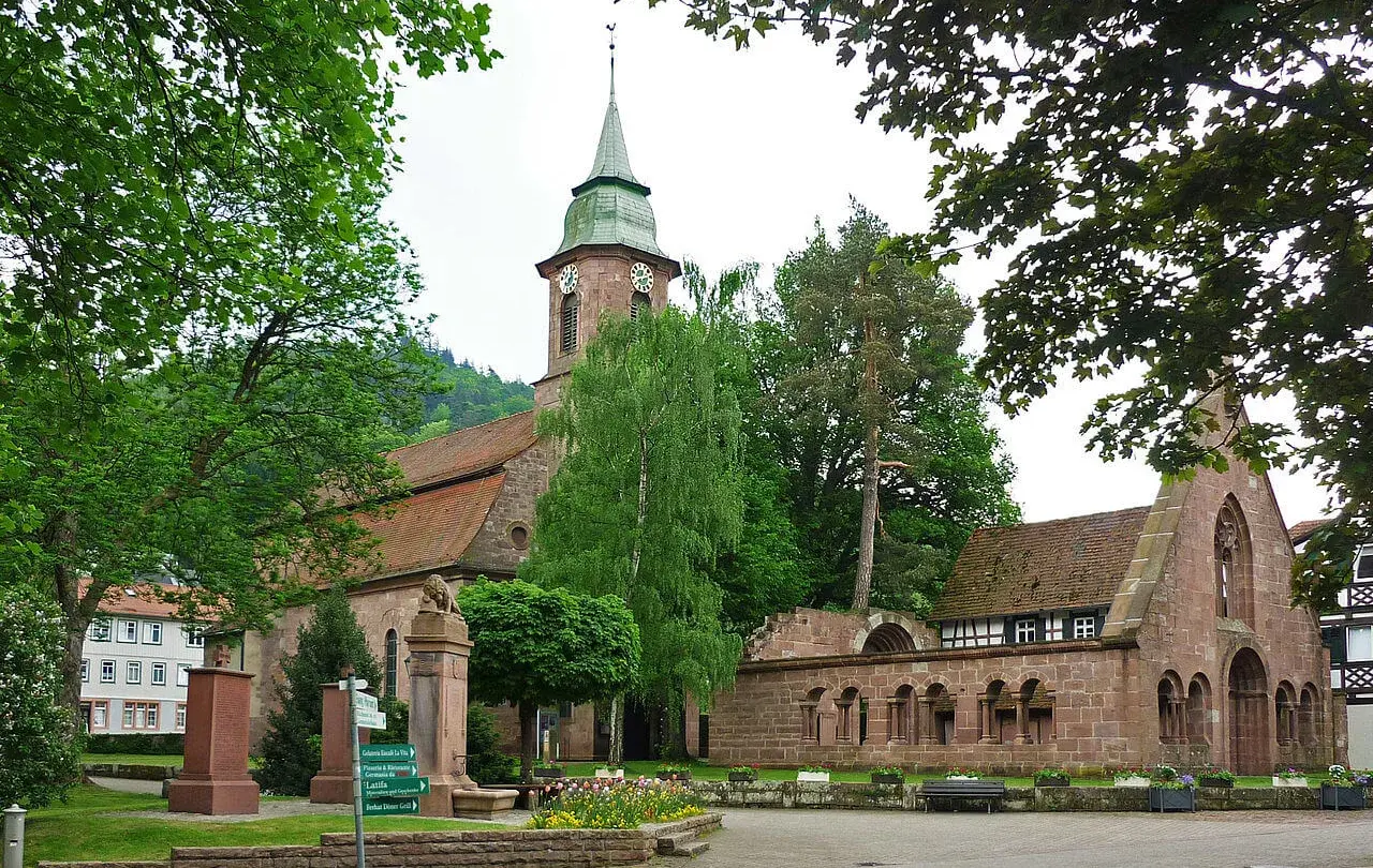 Auf dem Torbogen des „Paradieses“ wächst seit rund 200 Jahren eine Kiefer.