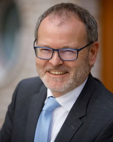 Direktor Stefan Werner Stefan Werner ist Direktor im Oberkirchenrat und juristischer Stellvertreter von Landesbischof Dr. h. c. Frank Otfried July.