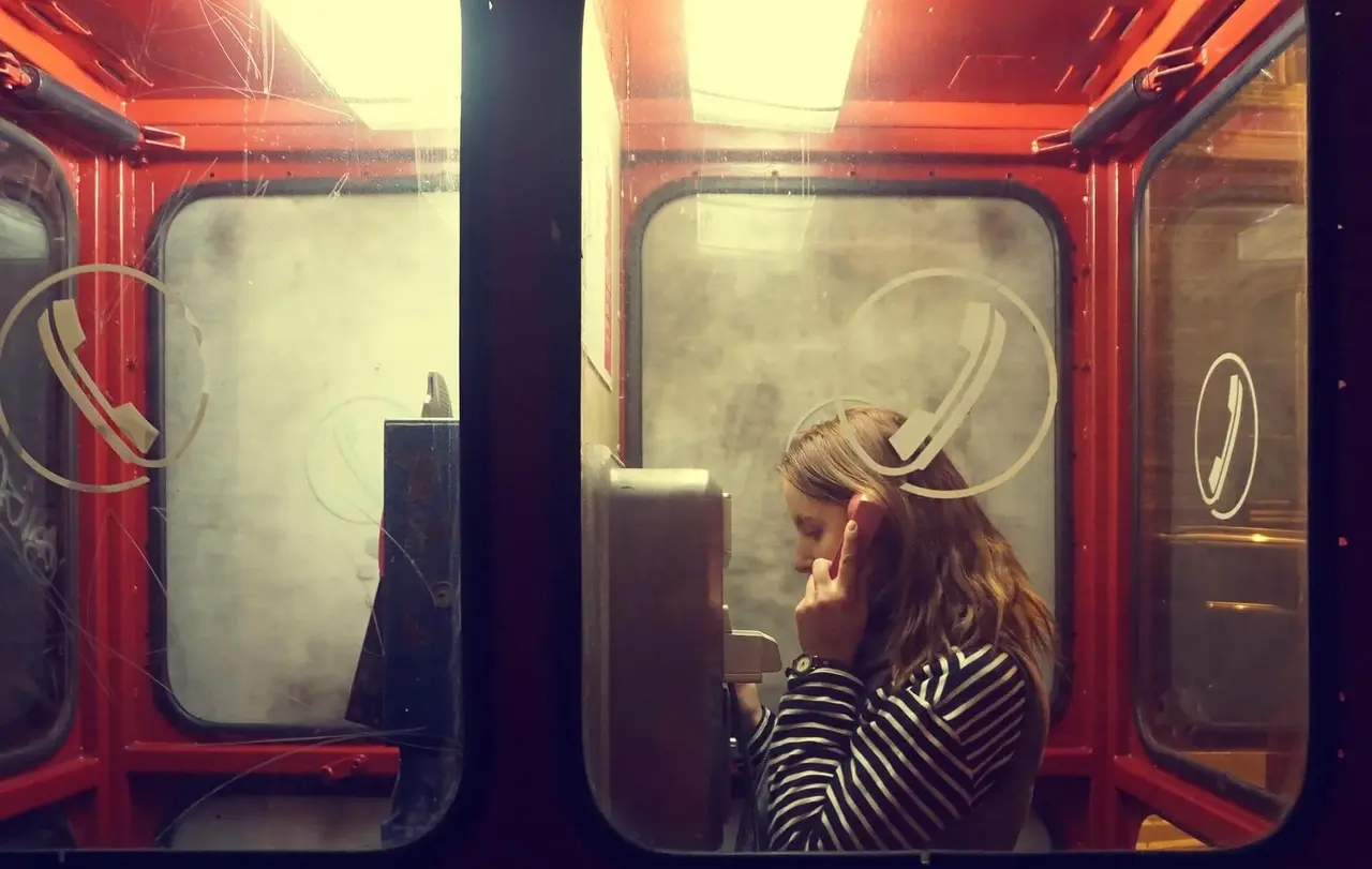 2020 suchten viele Menschen Rat und Hilfe - übers Telefon, aber auch die Online-Möglichkeiten der TelefonSeelsorge.