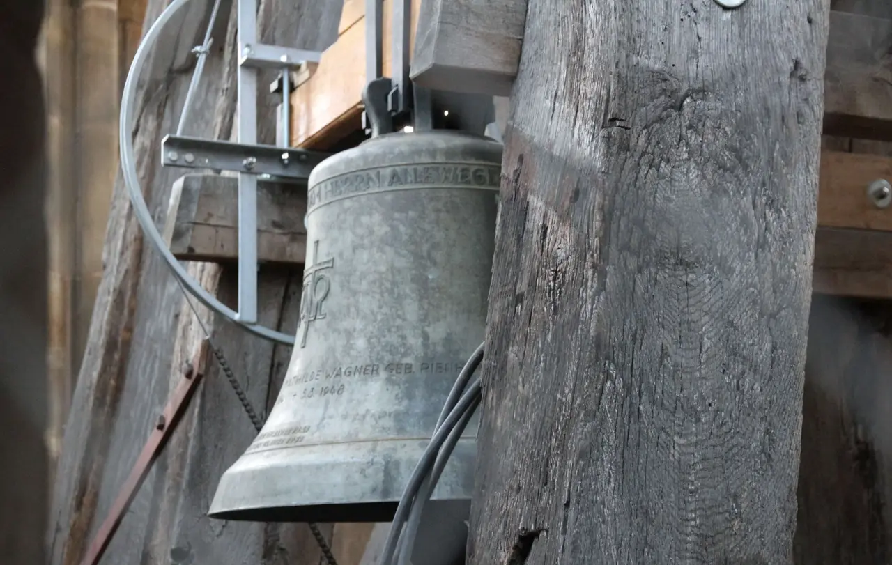 Glocke im Turm der Esslinger Frauenkirche. Auch sie wird künftig täglich um 19.30 Uhr zum gemeinsamen Gebet in Corona-Zeiten rufen.