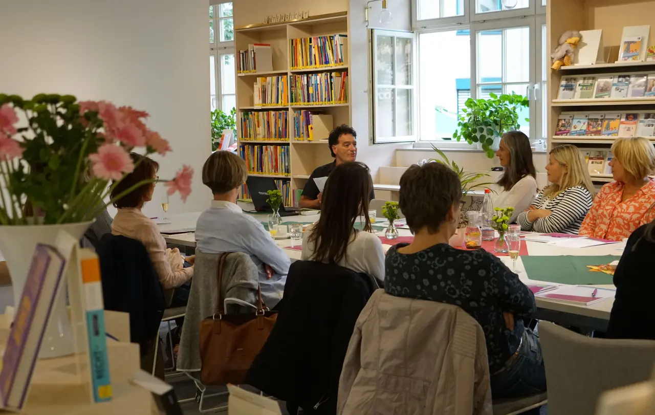 Dr. Peter Pförsich aus dem Leitungsteam des Medienladens berichtet über die bisherige und künftige Entwicklung des gemeinsam von evangelischer Landeskirche und katholischer Diözese Rottenburg-Stuttgart getragene Einrichtung.